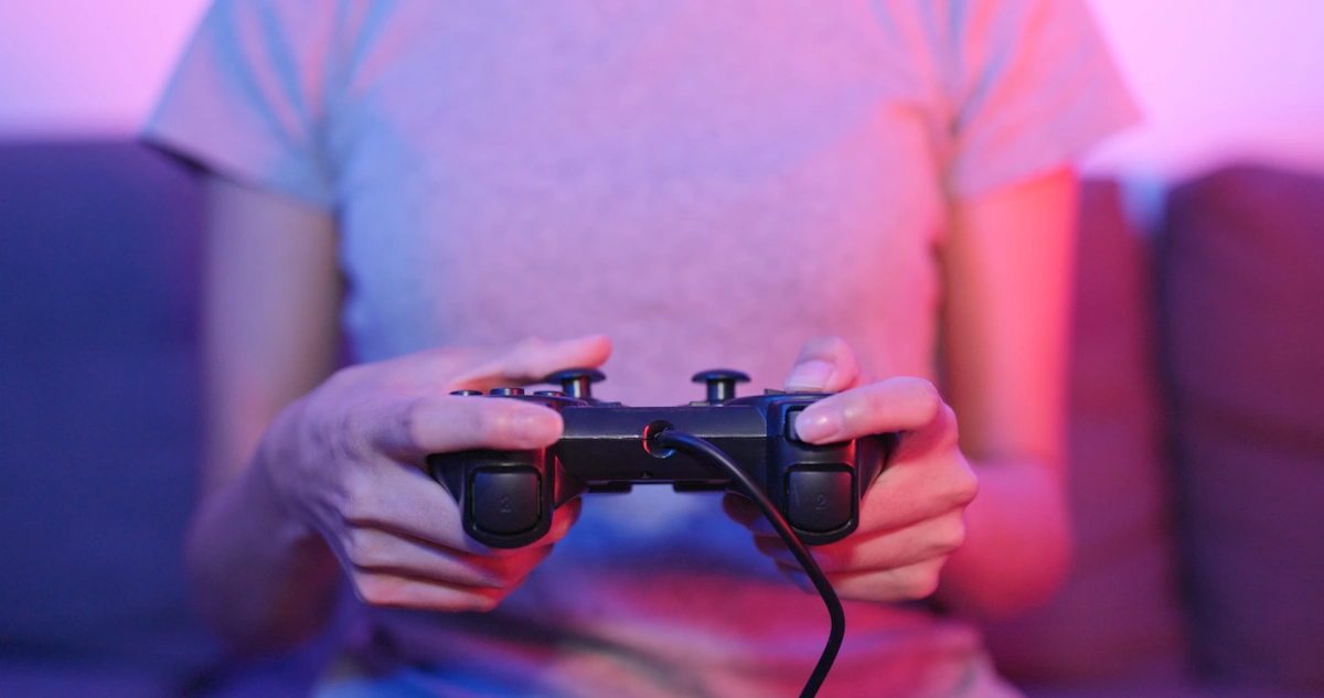Une personne adulte qui joue au jeu vidéos