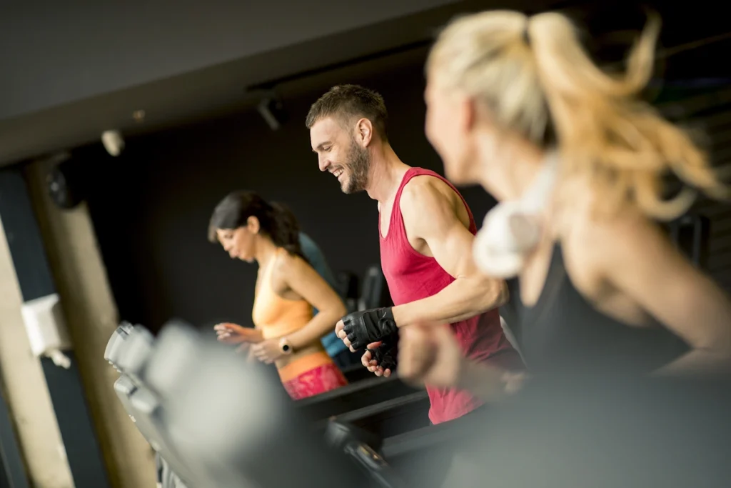 Un groupe de sportif qui fait du cardio à jeun