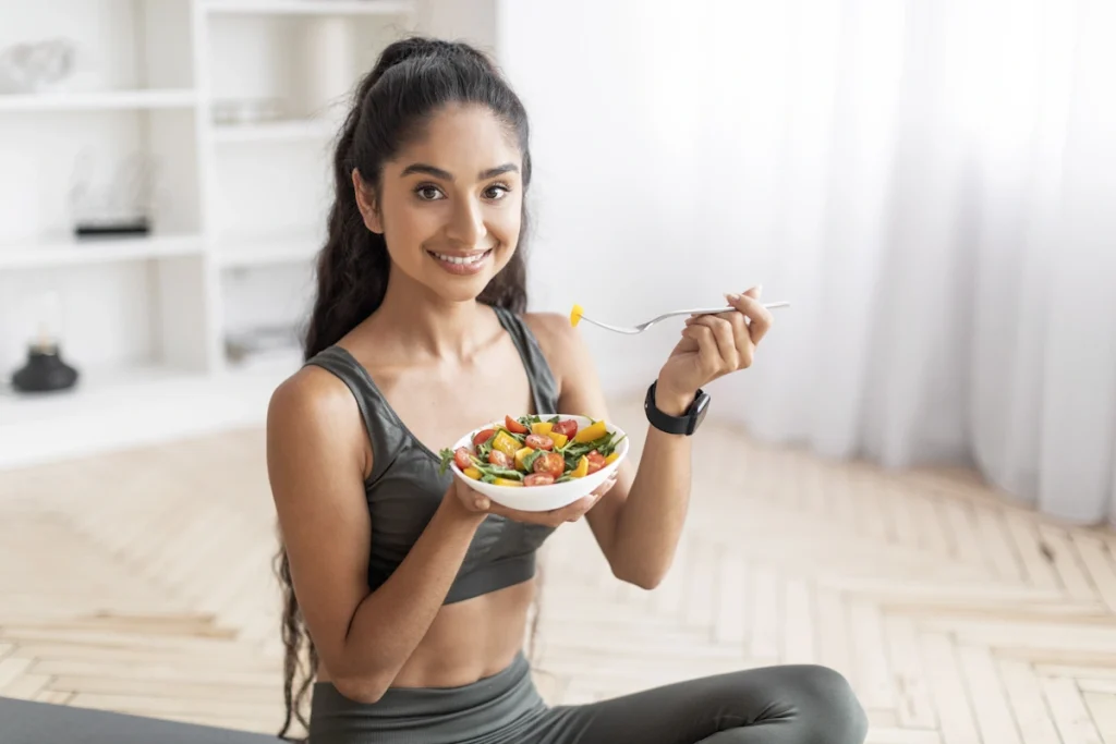 Une femme qui ange aprèsle sport