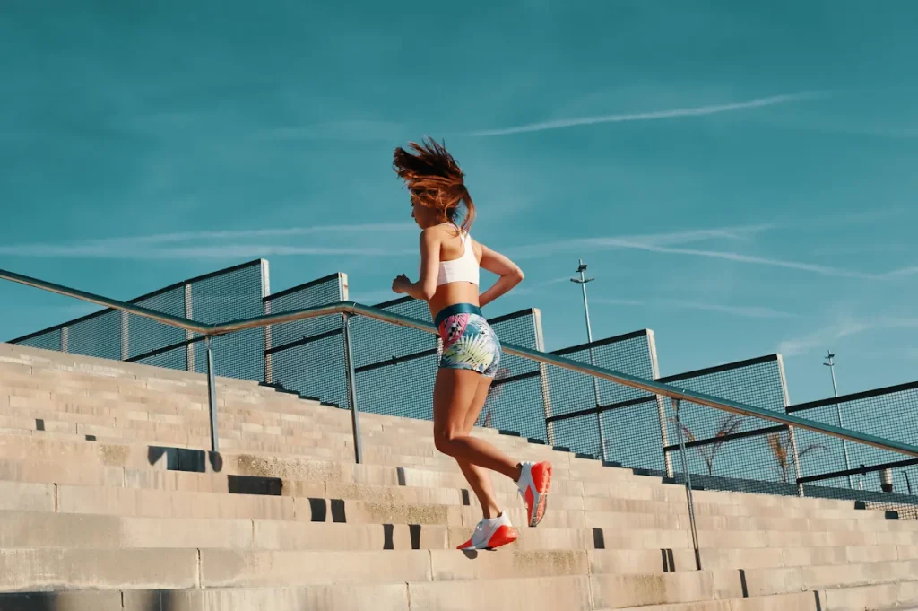 Une femme en pleine course sur des escaliers