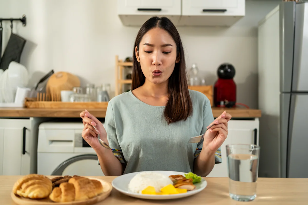 Une femme qui mange ç sa faim