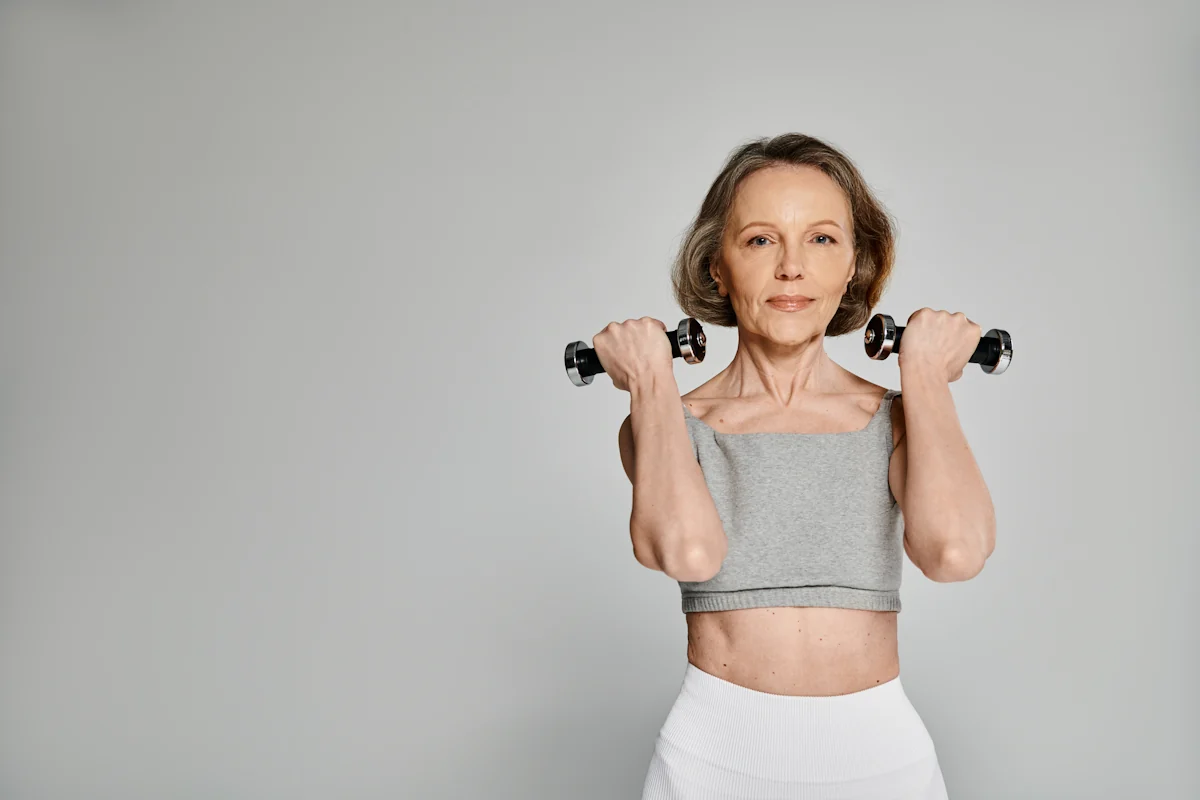 Une femme de plus de 40 ans qui fait des séances de musculation