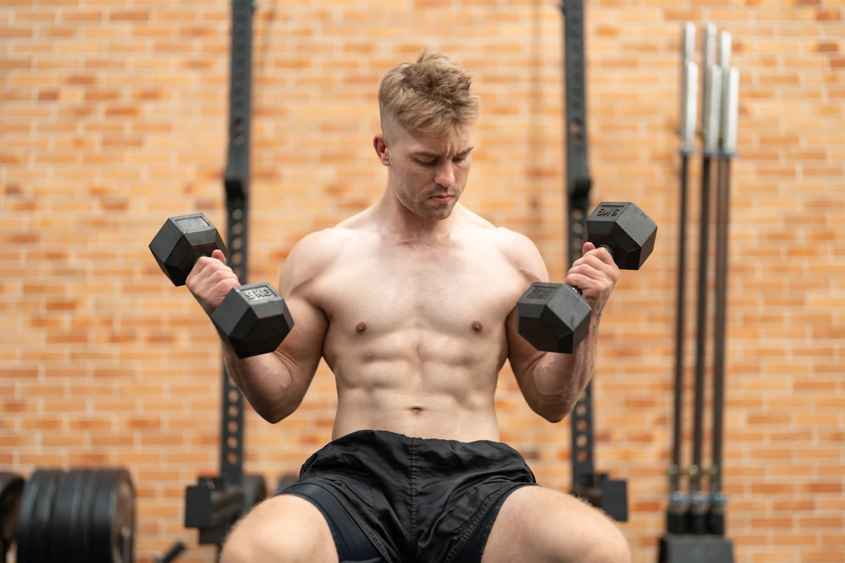 Un homme en pleine séance de musculation pour la prise de masse