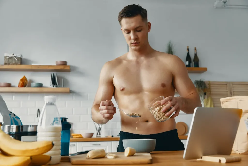 Un homme qui débute en musculation et qui mange