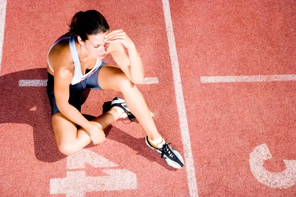 Une femme qui prend une pause pendant une course