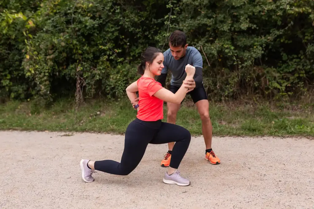 Une femme en plein renforcement musculaire pour coureurs