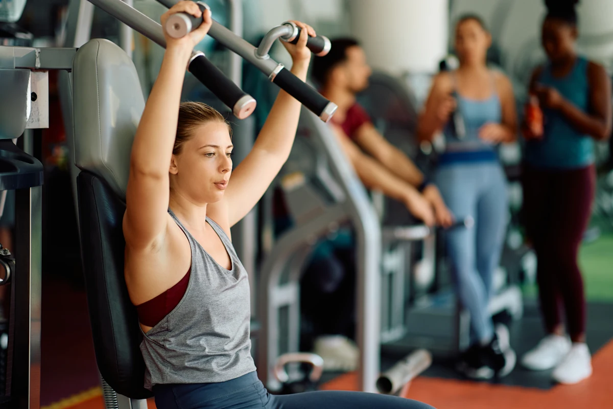 Une femme qui fait une séance de musculation