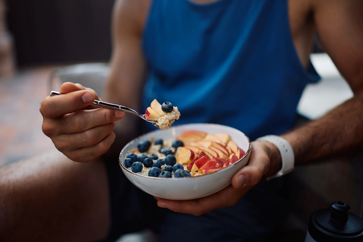 Un sportif qui mange un Yaourt grec + fruits après le sport