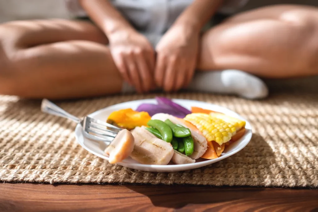 Une personne qui pratique l'alimentation intuitive