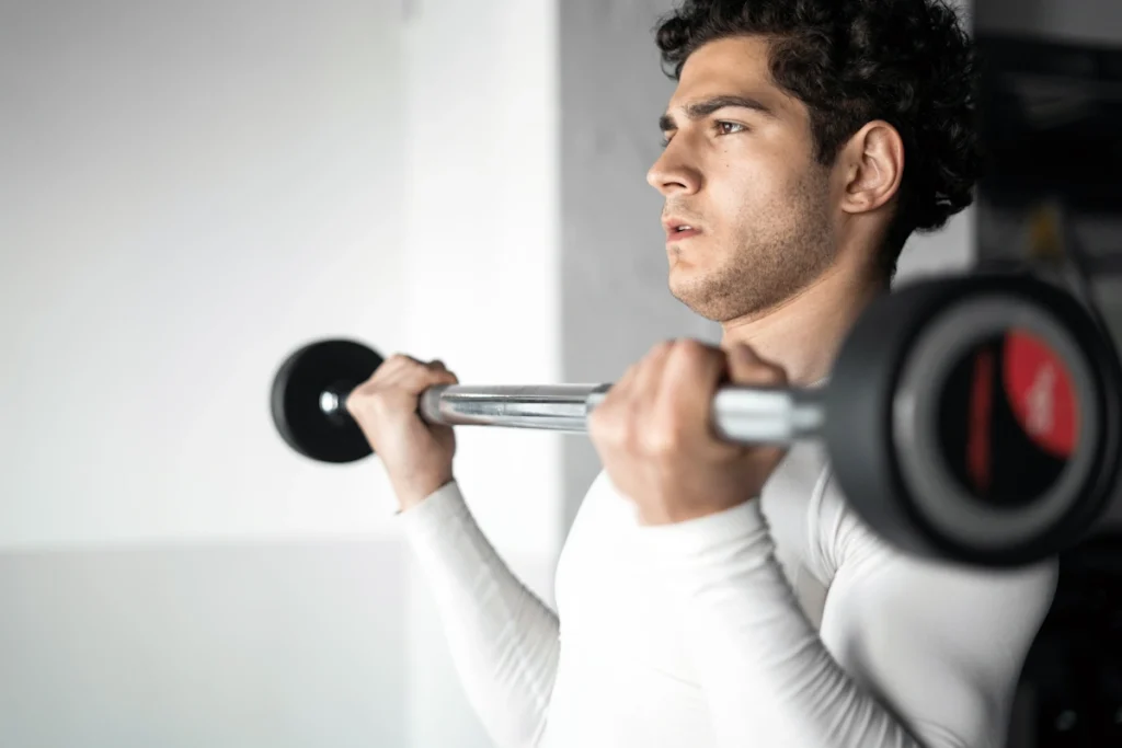 Un homme qui débute dans les séances de musculation