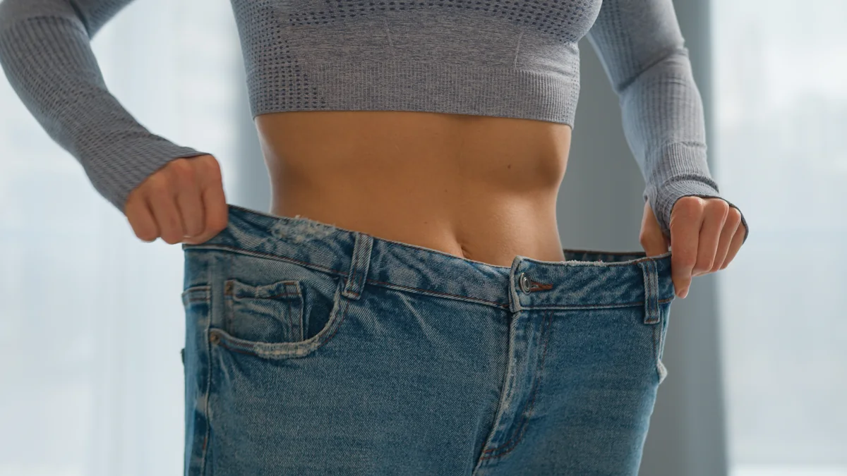 Une femme qui met un pantalon trop large 