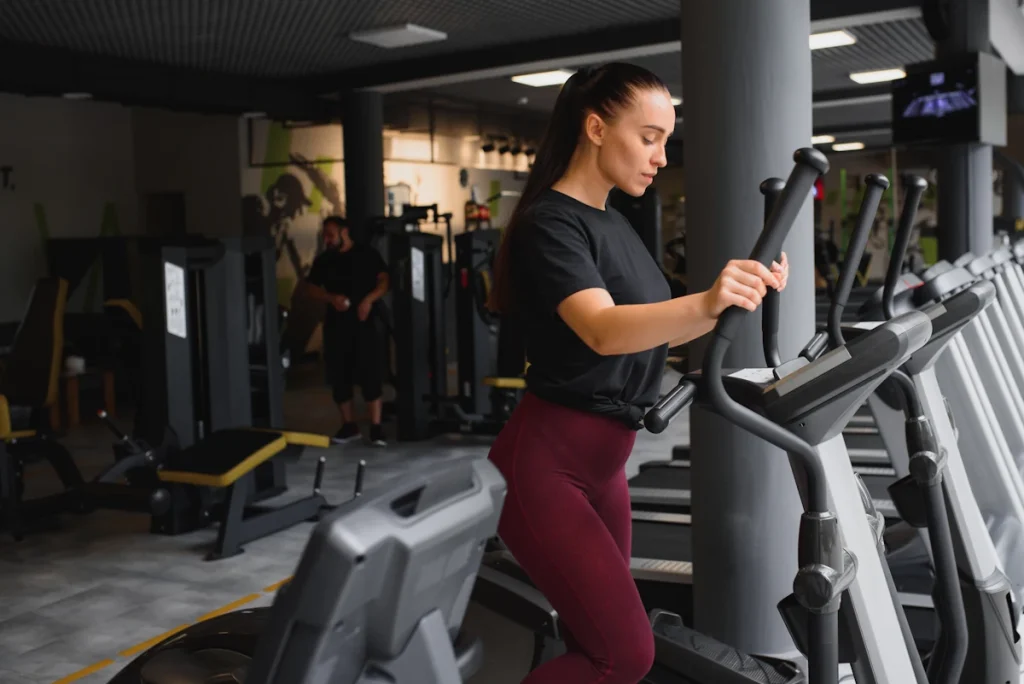 Une femme qui s'entraîne avec le jeûne intermittent