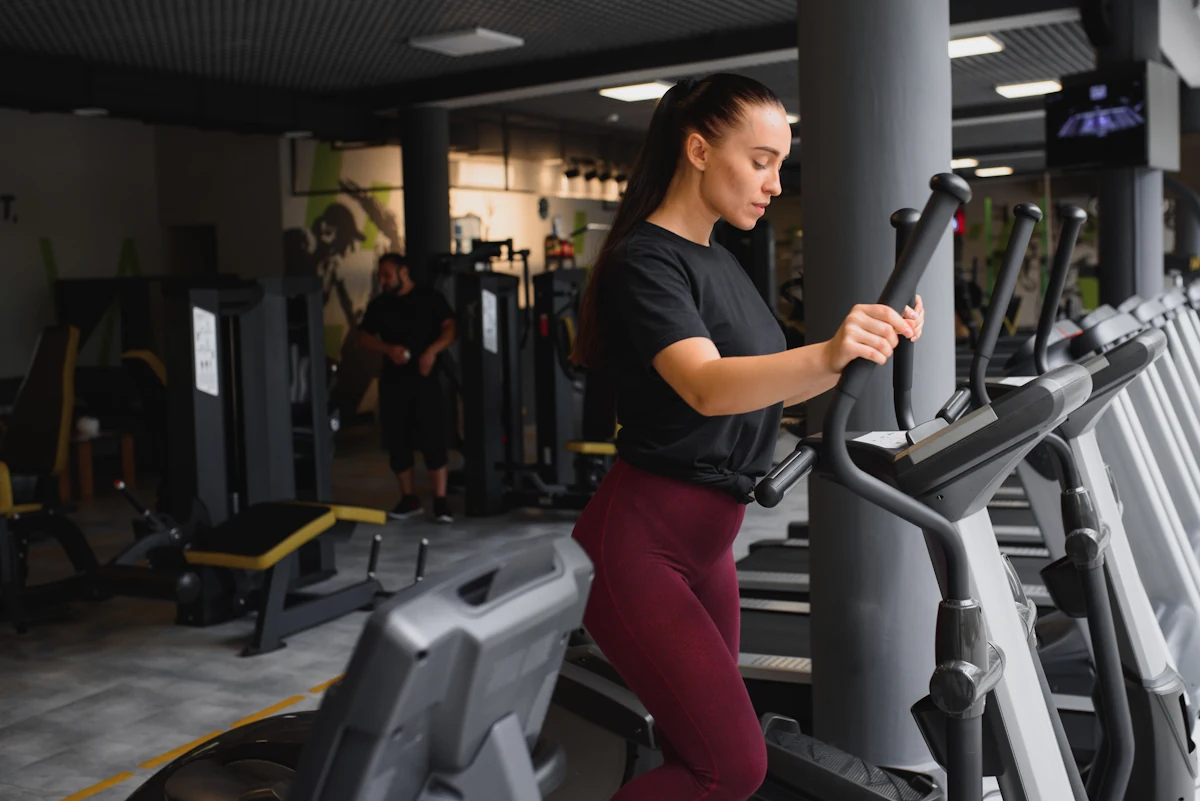 Une femme qui s'entraîne avec le jeûne intermittent