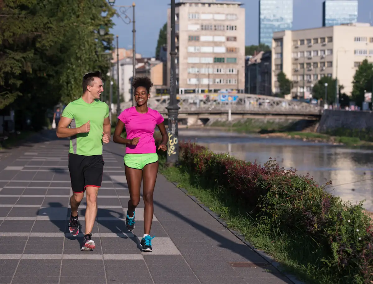 Un couple qui fait du footing à jeun
