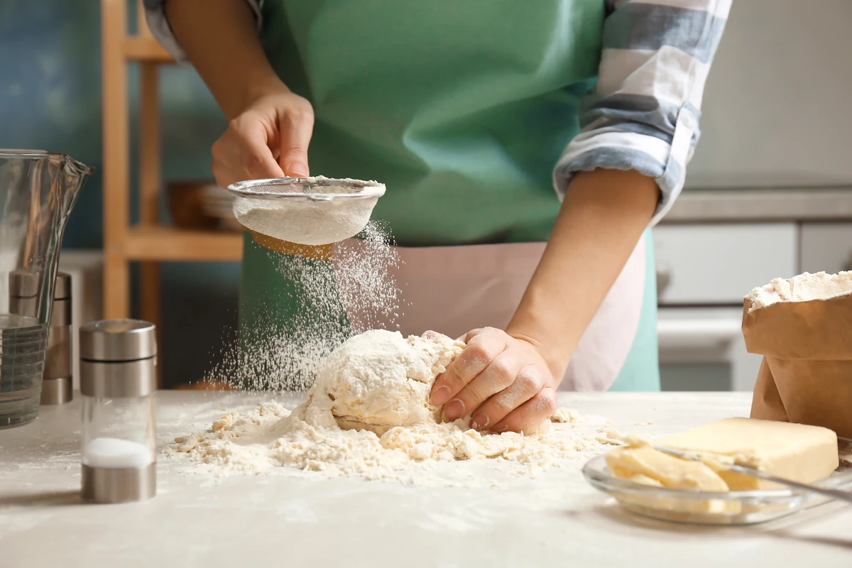 Un homme qui fait de la pâtisserie avec de la farine complète