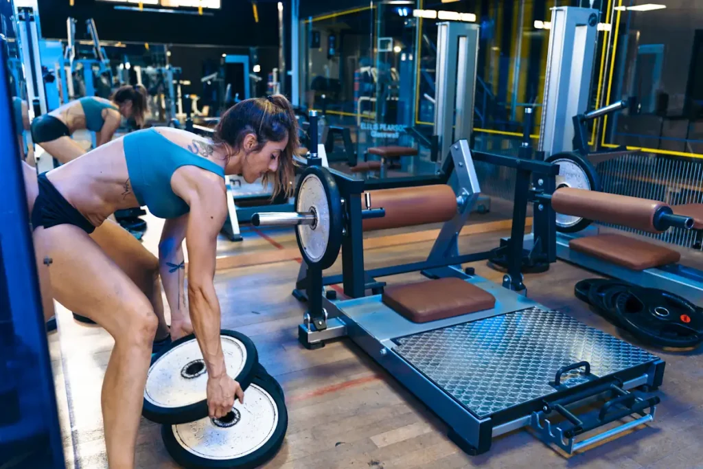 Une femme qui augmente les charges pour sa pratique sportive