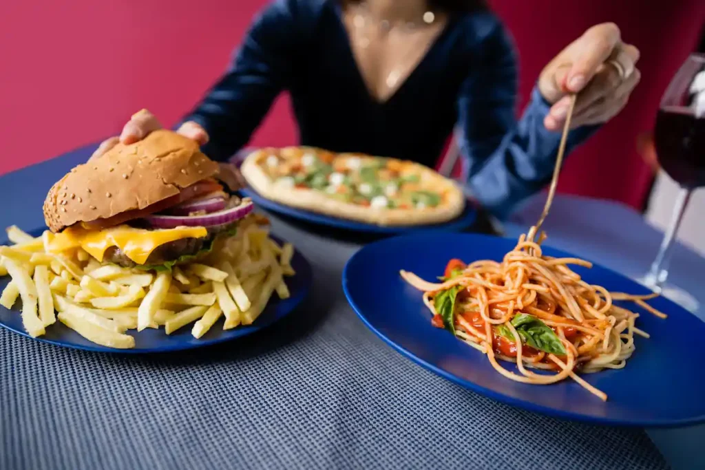 Une personne qui fait un repas triche cheat meal une fois semaine