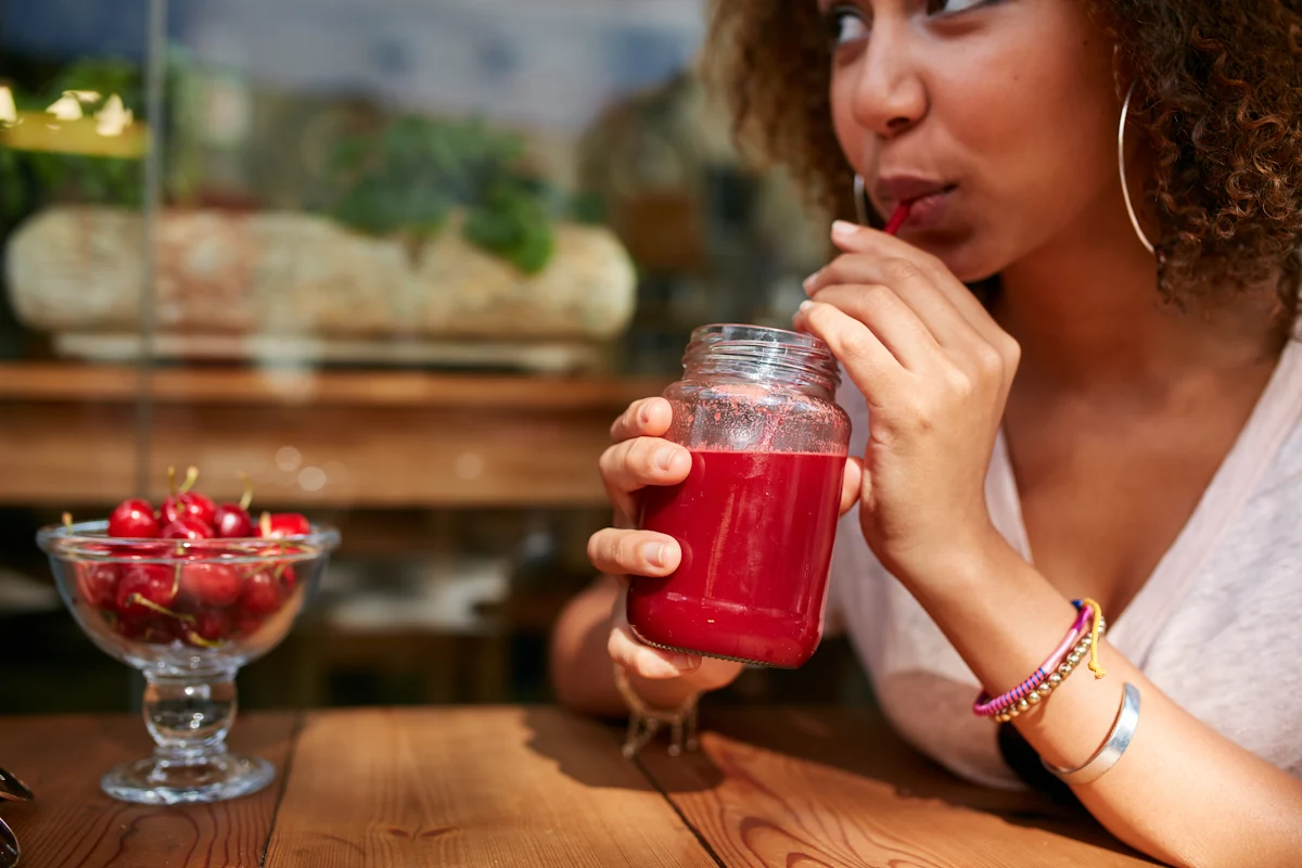 Une personne qui boit du smoothie