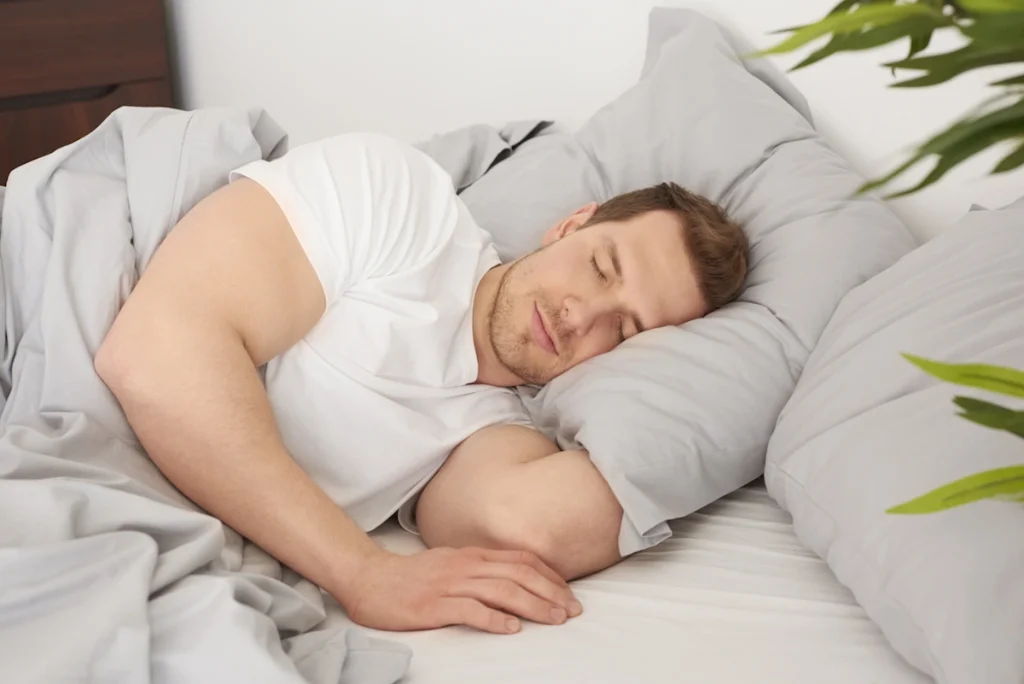 Un homme qui dort pour la récupération musculaire