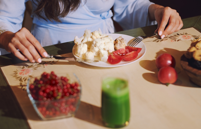 femme qui mange un repas hypocalorique